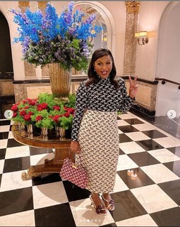 Mindy Kaling feet photo thumbnail