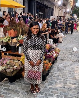 Mindy Kaling feet photo thumbnail