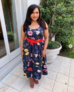 Mindy Kaling feet photo thumbnail