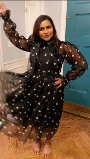Mindy Kaling feet photo thumbnail