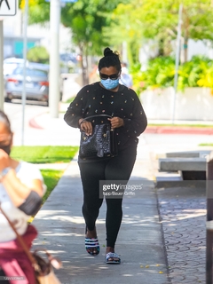 Mindy Kaling feet photo thumbnail