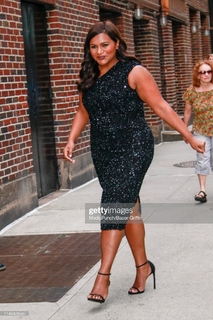 Mindy Kaling feet photo thumbnail