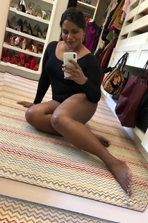 Mindy Kaling feet photo thumbnail