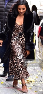 Mindy Kaling feet photo thumbnail