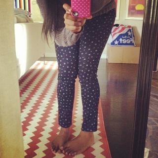 Mindy Kaling feet photo thumbnail