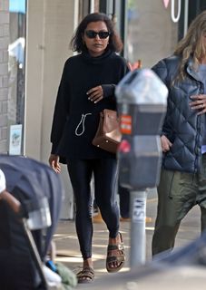 Mindy Kaling feet photo thumbnail