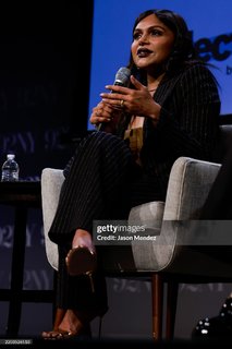 Mindy Kaling feet photo thumbnail