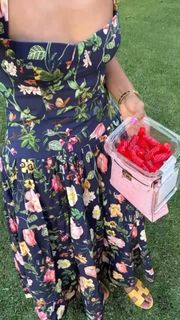 Mindy Kaling feet photo thumbnail