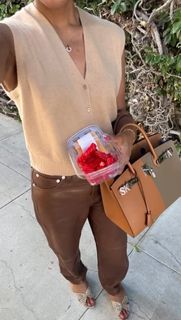 Mindy Kaling feet photo thumbnail