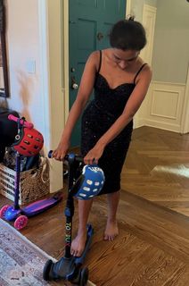 Mindy Kaling feet photo thumbnail