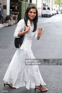 Mindy Kaling feet photo thumbnail