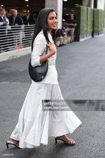 Mindy Kaling feet photo thumbnail