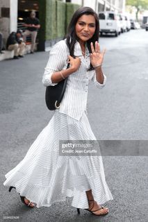 Mindy Kaling feet photo thumbnail