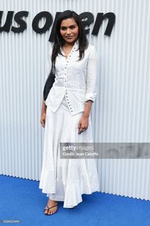 Mindy Kaling feet photo thumbnail