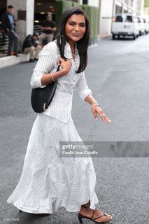 Mindy Kaling feet photo thumbnail
