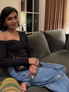 Mindy Kaling feet photo thumbnail