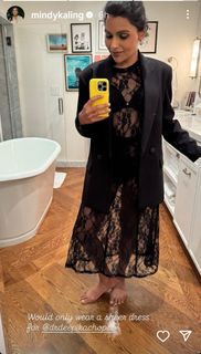 Mindy Kaling feet photo thumbnail