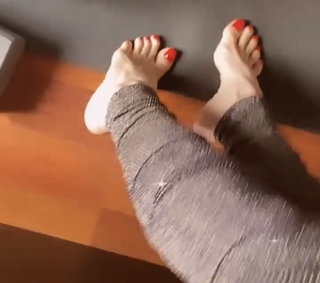 Mine Tugay feet photo thumbnail