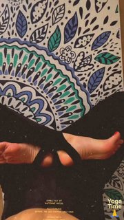 Mine Tugay feet photo thumbnail