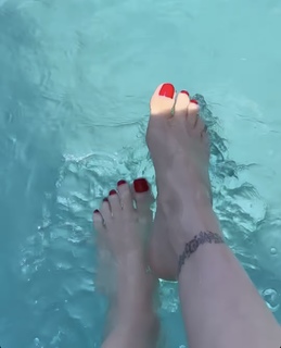 Mine Tugay feet photo thumbnail