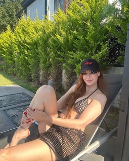 Mine Tugay feet photo thumbnail