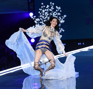 Ming Xi feet photo 2