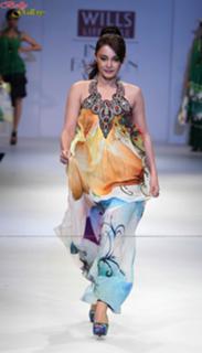 Minissha Lamba feet photo thumbnail