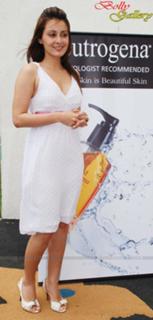 Minissha Lamba feet photo thumbnail