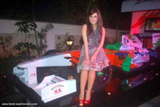 Minissha Lamba feet photo thumbnail