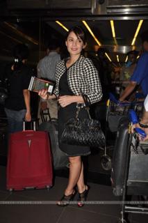 Minissha Lamba feet photo thumbnail