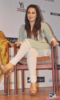 Minissha Lamba feet photo thumbnail
