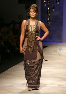 Minissha Lamba feet photo thumbnail