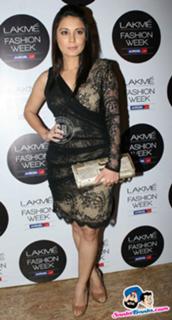 Minissha Lamba feet photo thumbnail