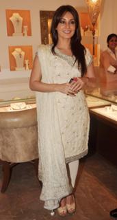 Minissha Lamba feet photo thumbnail
