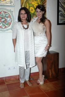 Minissha Lamba feet photo thumbnail