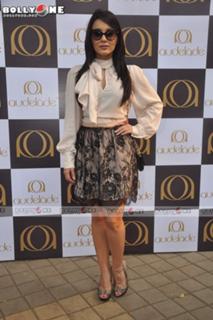 Minissha Lamba feet photo thumbnail