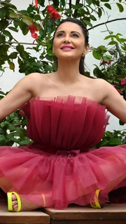 Minissha Lamba feet photo thumbnail