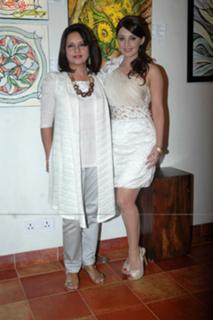 Minissha Lamba feet photo thumbnail