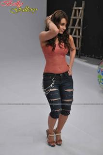 Minissha Lamba feet photo thumbnail