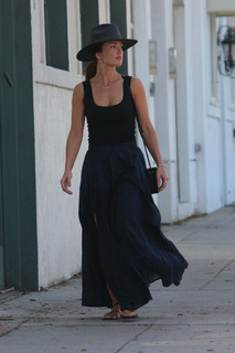 Minka Kelly feet photo thumbnail