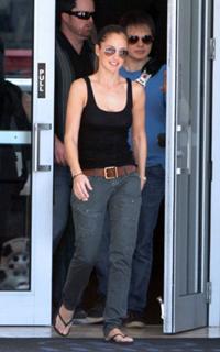 Minka Kelly feet photo thumbnail