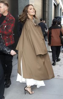 Minka Kelly feet photo thumbnail