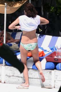 Minnie Driver feet photo thumbnail