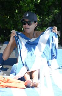 Minnie Driver feet photo thumbnail