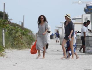 Minnie Driver feet photo thumbnail
