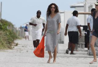 Minnie Driver feet photo thumbnail