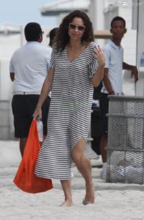 Minnie Driver feet photo thumbnail