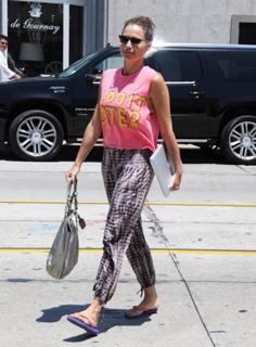 Minnie Driver feet photo thumbnail