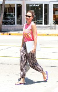 Minnie Driver feet photo thumbnail