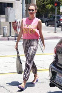 Minnie Driver feet photo thumbnail